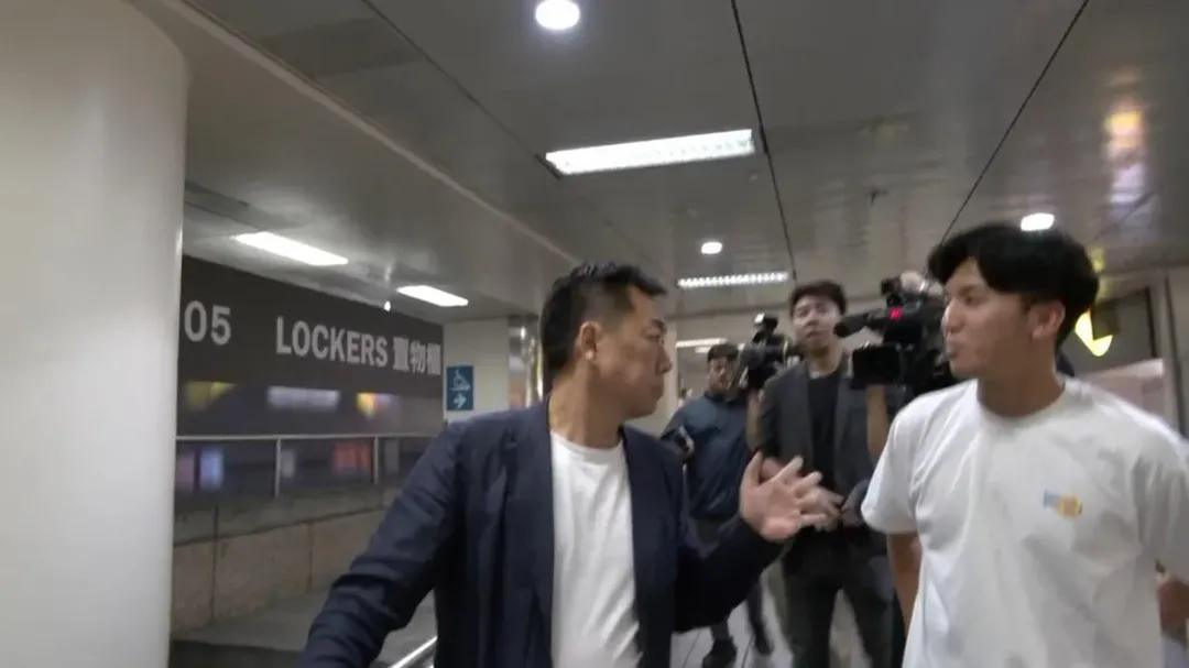 陳宗彥不願受訪，僅說「不要去影響別人好不好？」隨即快閃離開。（圖／中天新聞）