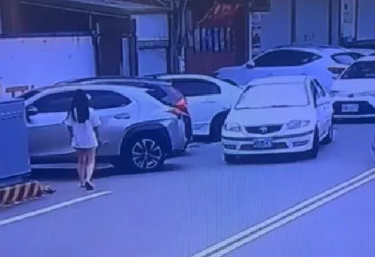 女子當街遭兩名壯漢推拉進白色接應車輛後擄走，前後過程不到1分鐘。（圖／翻攝畫面）