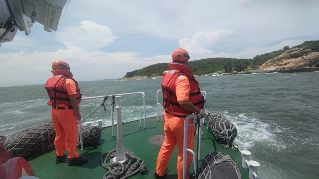 海巡搜救沉沒陸船失蹤者。(圖/海巡署提供)