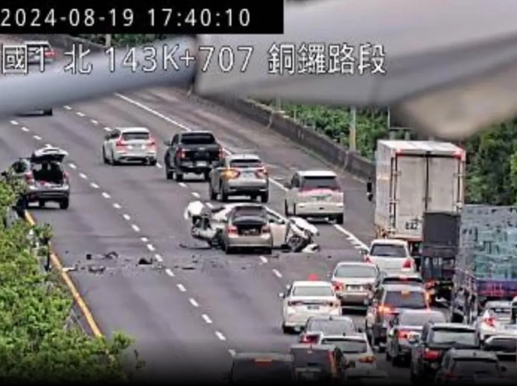 國道1號北上143L+707銅鑼路段於今(19)日下午5時40分,發生3部小客車相撞。(圖/翻攝畫面)