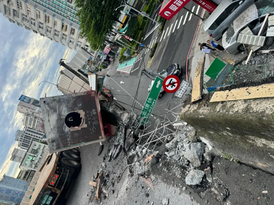 新北市進入台北市重要橋樑之一的三重區忠孝橋,今早(20日)發生聯結車翻車事故,目前全線封閉處理中。(圖/網友提供)