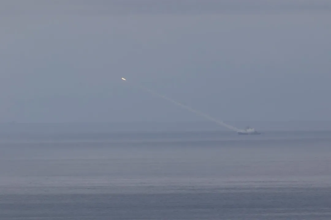 成功級巡防艦在九鵬基地外海發射標準一型艦對空飛彈。(圖/中天新聞，宋玉寧攝)