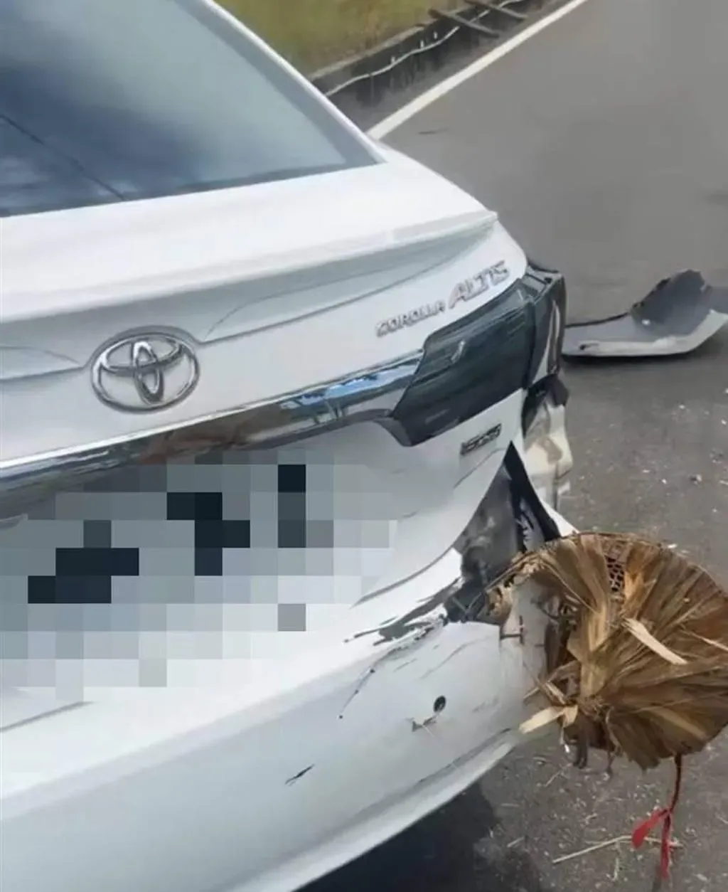 美濃一名阿嬤騎機車從後方撞上汽車,仔細一看,阿嬤的斗笠竟然硬生生插進汽車的後保險桿。(圖/翻攝自重機車友❘各區路況天氣、資訊分享中心臉書)