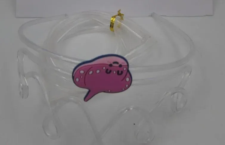 從大陸進口的「造型吸管(王冠造型吸管 STYLING STRAWS 透明 魟魚)」。(圖/食藥署提供)