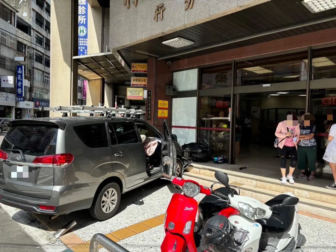 銀行大門玻璃碎裂。(圖/警方提供)