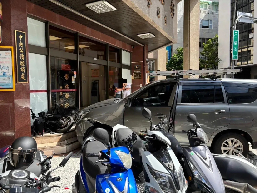 廂型車撞進彰銀。(圖/警方提供)