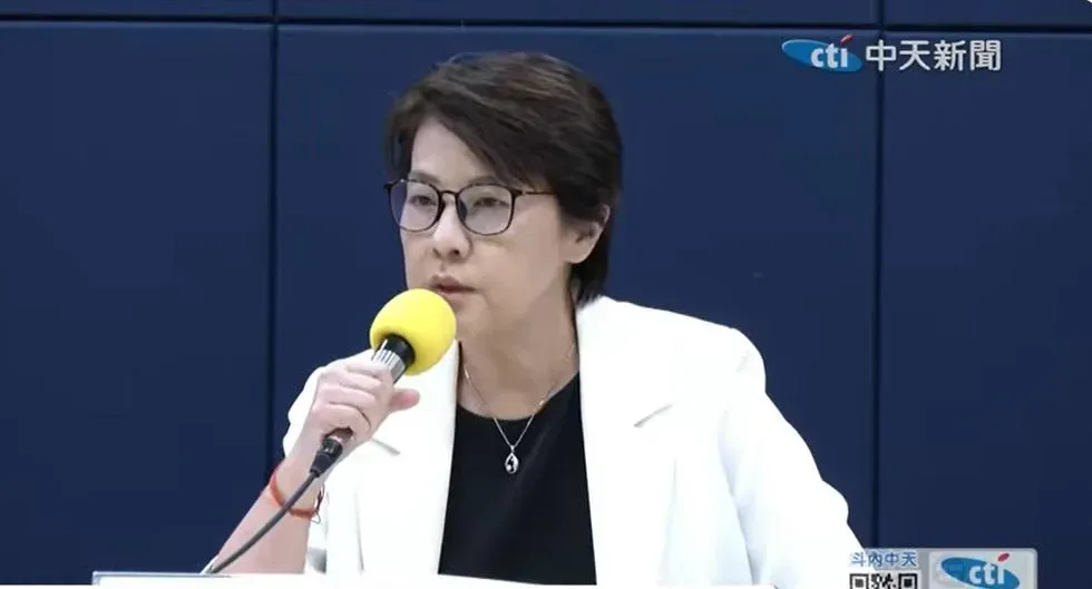 針對《鏡週刊》今日報導監察院早在4月查出民眾黨主席柯文哲政治獻金收支不符約2千萬,時任競總總幹事的黃珊珊親上火線說明。(圖/中天新聞)