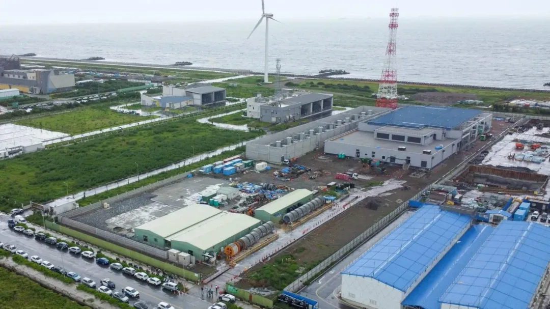 彰化縣彰濱地區「海龍離岸風電」計畫施工現場今(20日)上午發生工安意外。(圖/翻攝畫面)