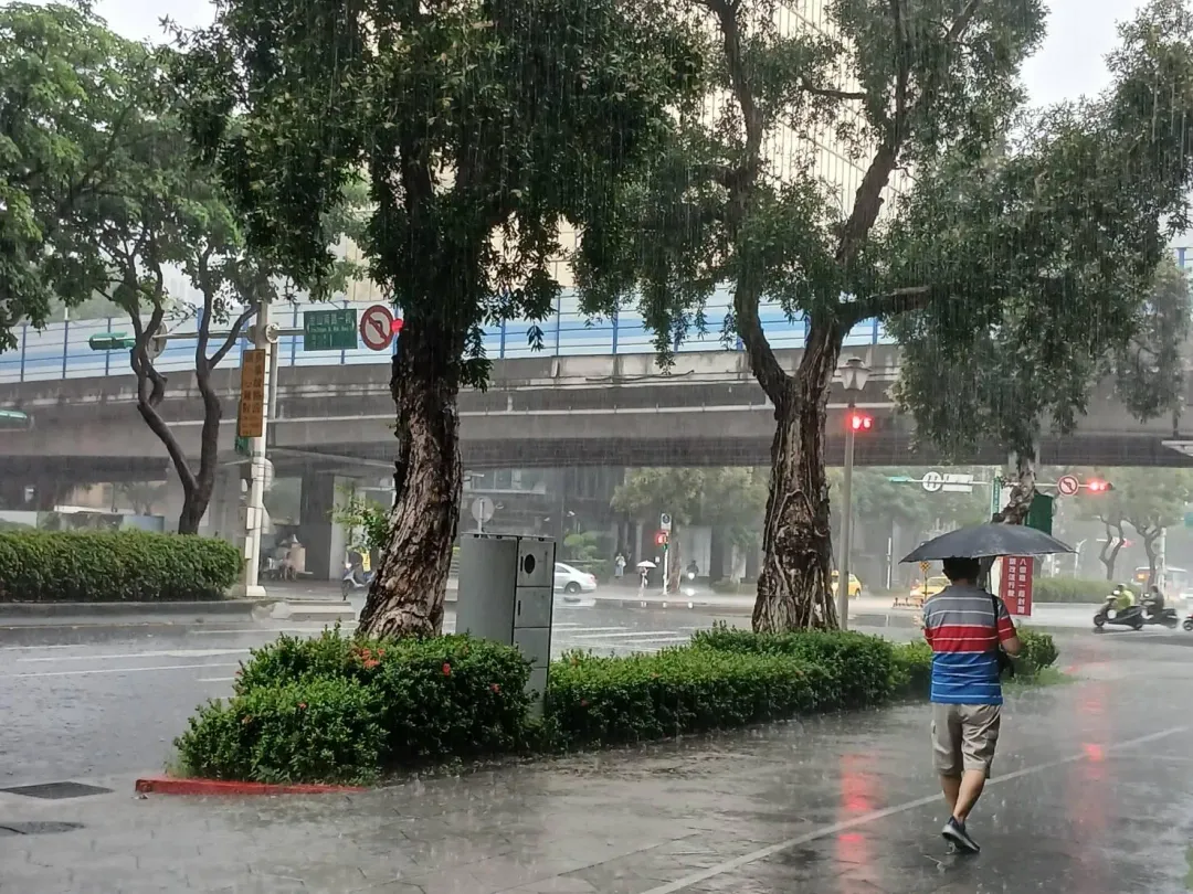 明天(9日)晚間鋒面接近，北部地區先轉為短暫雨或雷雨的天氣。（示意圖／中天新聞）