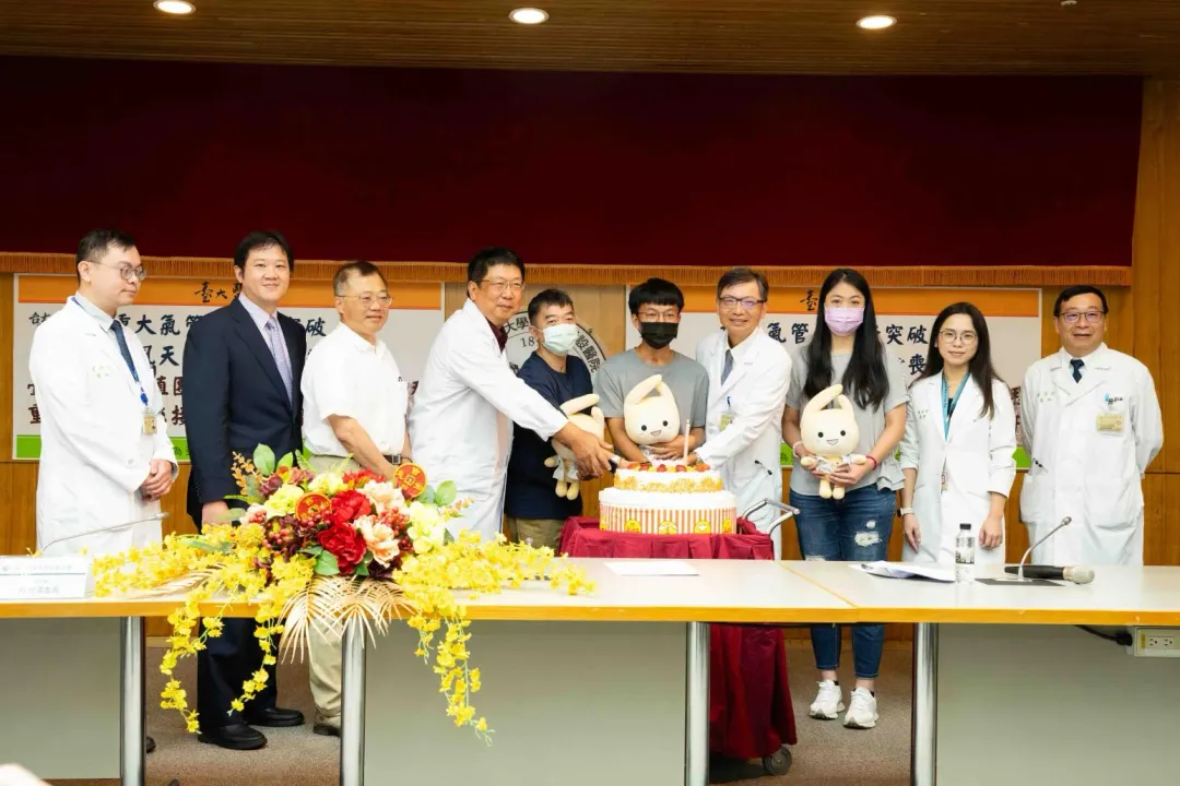 24歲男子進行初步氣管修補後,隔天脫離呼吸器,術後第四天轉回普通病房。(圖/臺大醫院提供)