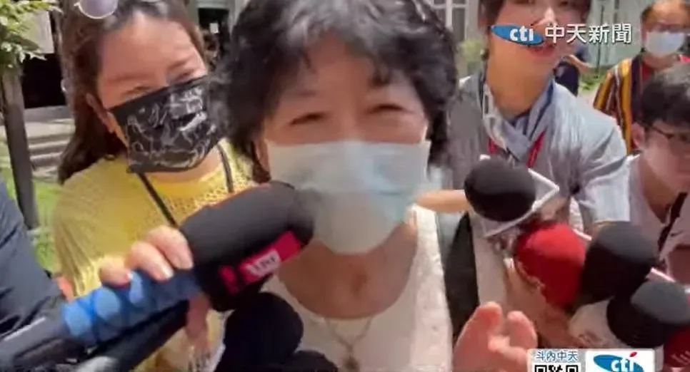 柯文哲的妻子陳佩琪近期也成為媒體重點追逐人物之一。（圖／中天新聞）