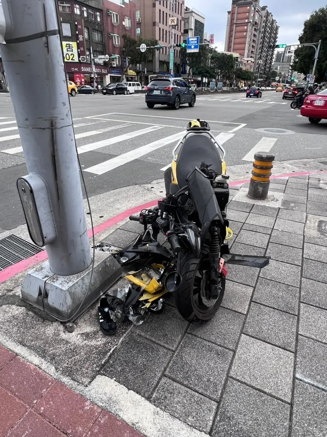 機車車頭全毀炸開。（圖／翻攝畫面）