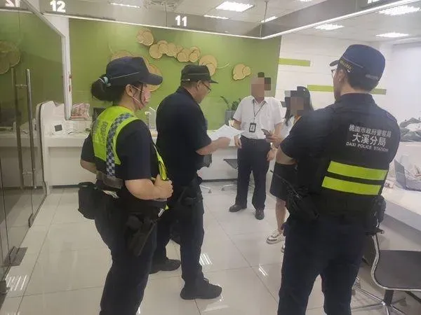 機警的行員隨即通報警方，向廖男解釋這件事是詐團慣用伎倆。（圖／大溪警分局提供）