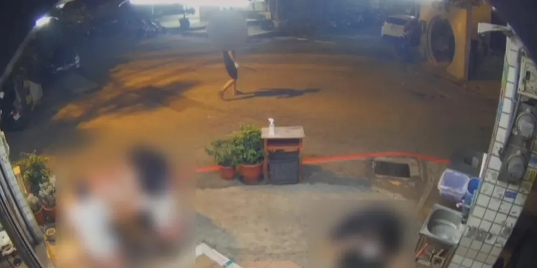 男子持鐵撬在龍井區新興路巷子，沿路敲擊路旁車輛，造成5輛自小客車受損。（圖／翻攝畫面）