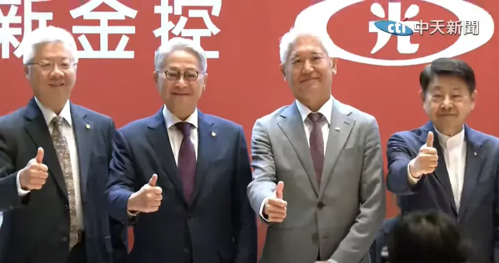 台新金董事長吳東亮（左2）與新光金董事長魏寶生（右2）宣布新新併。（圖／中天新聞）