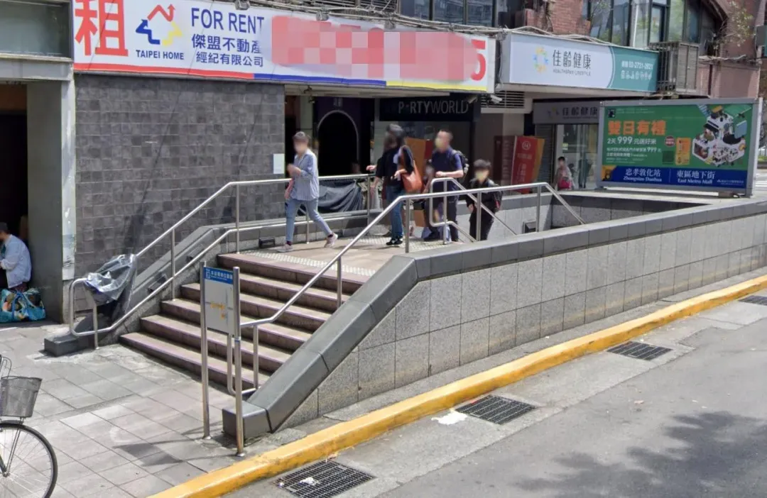 台北捷運站入口有階梯設計。（圖／Google Map）