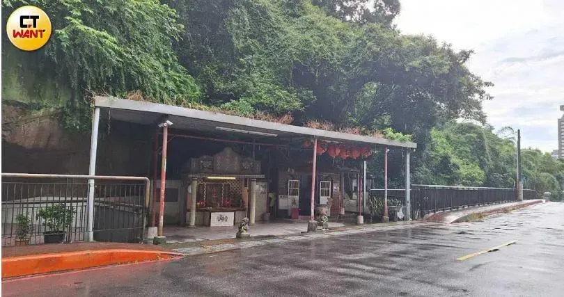 信義路五段150巷往挹翠山莊的山坡路段有座「永安祠」,據聞當時約有70多個骨甕散落路邊的岩壁石坑中,後來建商為了建案順銷,整理了骨甕建祠祭拜。(圖/林榮芳攝)