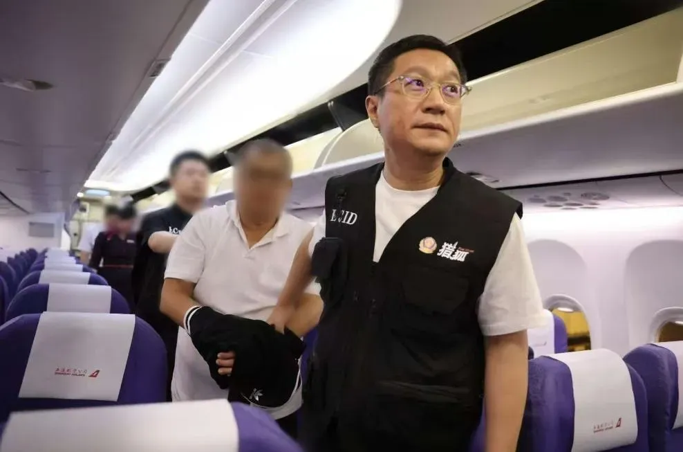 張嫌在機上的畫面（圖／翻攝央視網）