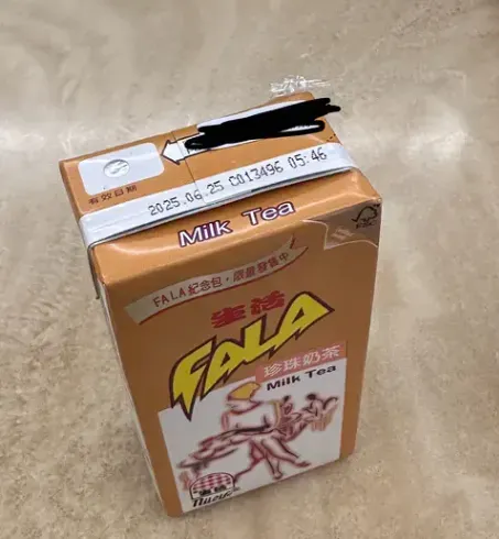 有女網友透過蝦皮網購吉伊卡哇悠遊卡，沒想到收貨時竟變成1瓶鋁箔包奶茶。（圖／翻攝自Dcard）
