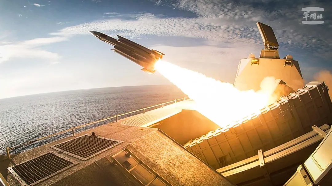 海軍沱江級巡邏艦發射艦射型雄三飛彈。(圖/軍聞社)