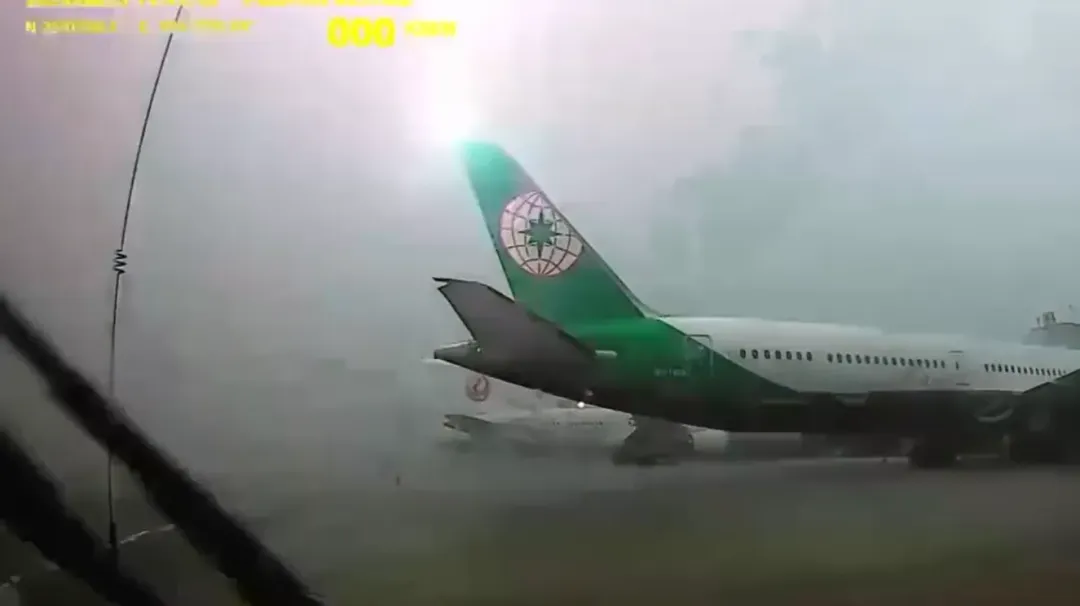 長榮航空1架班機23日因天氣不佳停留在台北松山機場,尾翼遭閃電擊中。(圖/翻攝自Threads@reporter.taiwan)