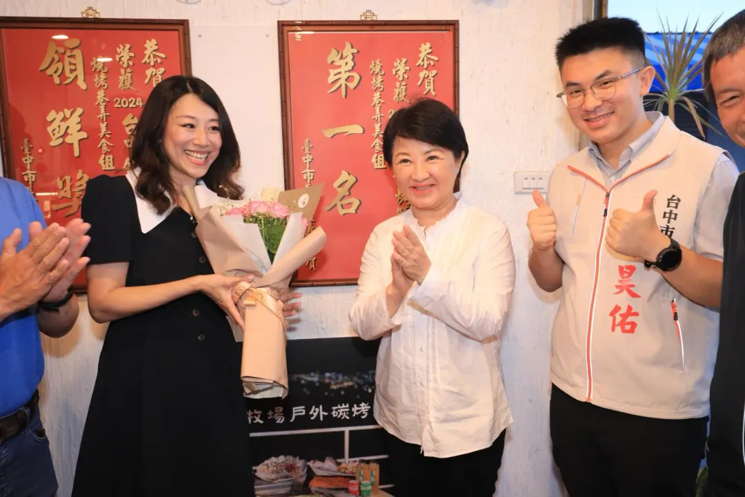 盧秀燕至冠軍店家貼榜恭賀，祝福店家生意更興隆。（圖/台中市政府提供）
