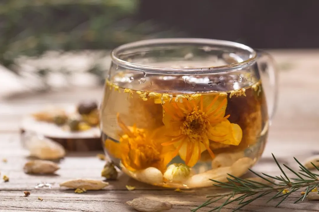 夏季可選擇些具有清熱解暑作用的草本茶飲，例如菊花茶。（圖／Pixabay）