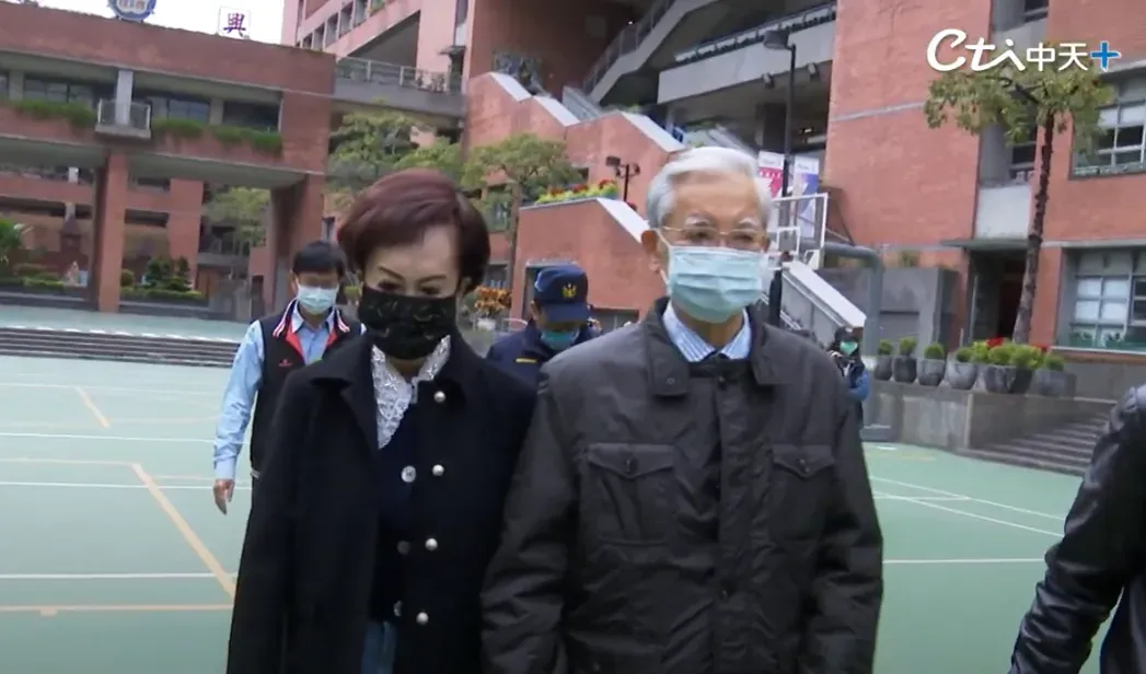 行政院唯一一次自行撤回覆議案，是在連戰擔任行政院長任內。（圖／中天新聞）