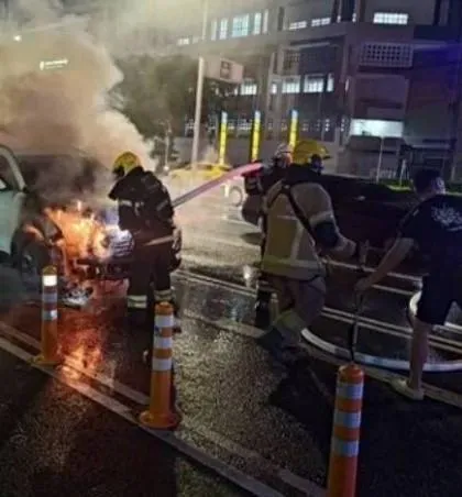 高雄市苓雅區24日晚間9時許驚傳火燒車事故。（圖／翻攝畫面）