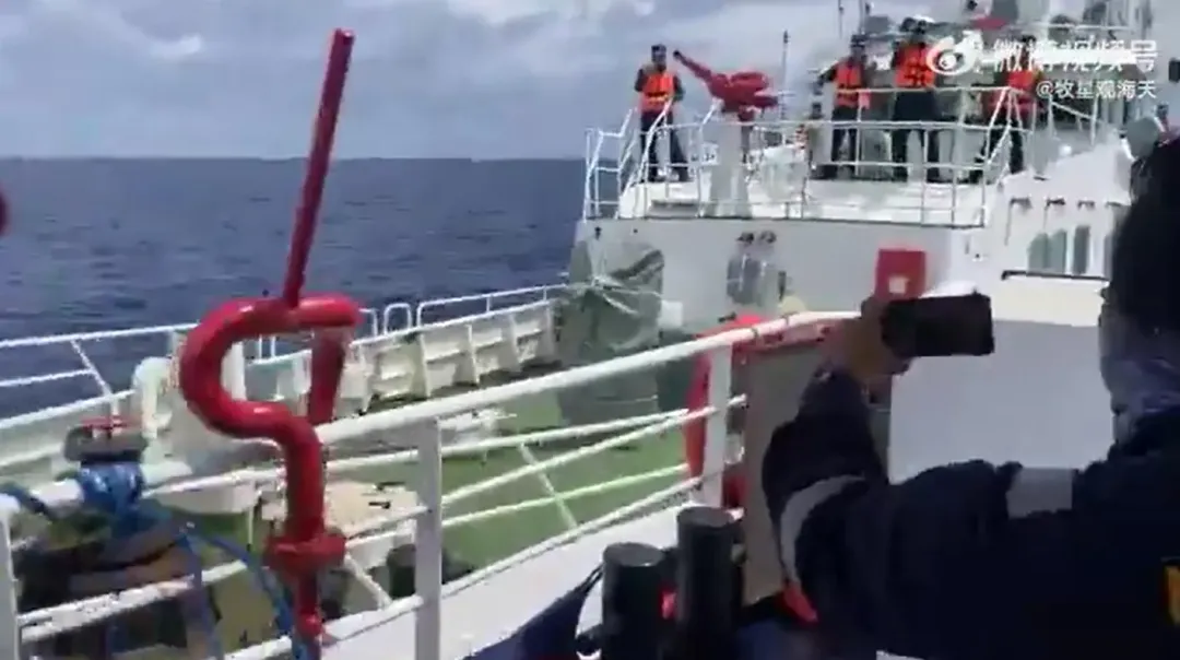 中菲海警船碰撞畫面曝光。(圖/翻攝微博)