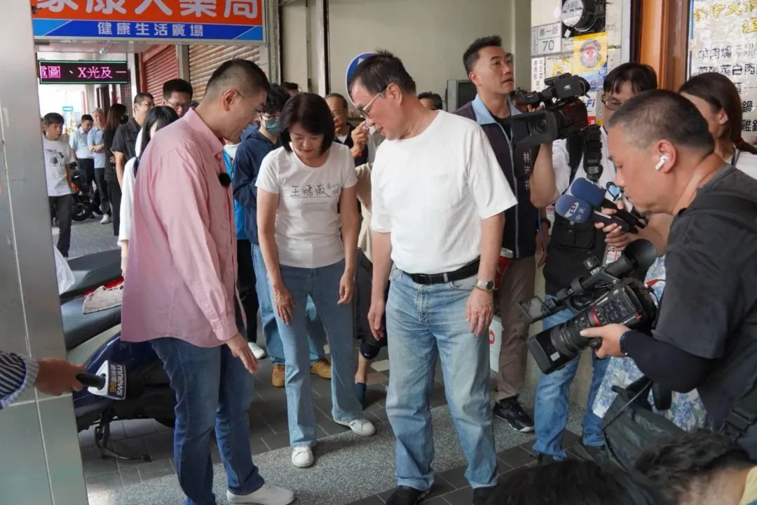 王鴻薇和李四川、林沛祥陪同謝國樑考察基隆城市彩繪及騎樓整平成果。(圖/翻攝王鴻薇臉書)