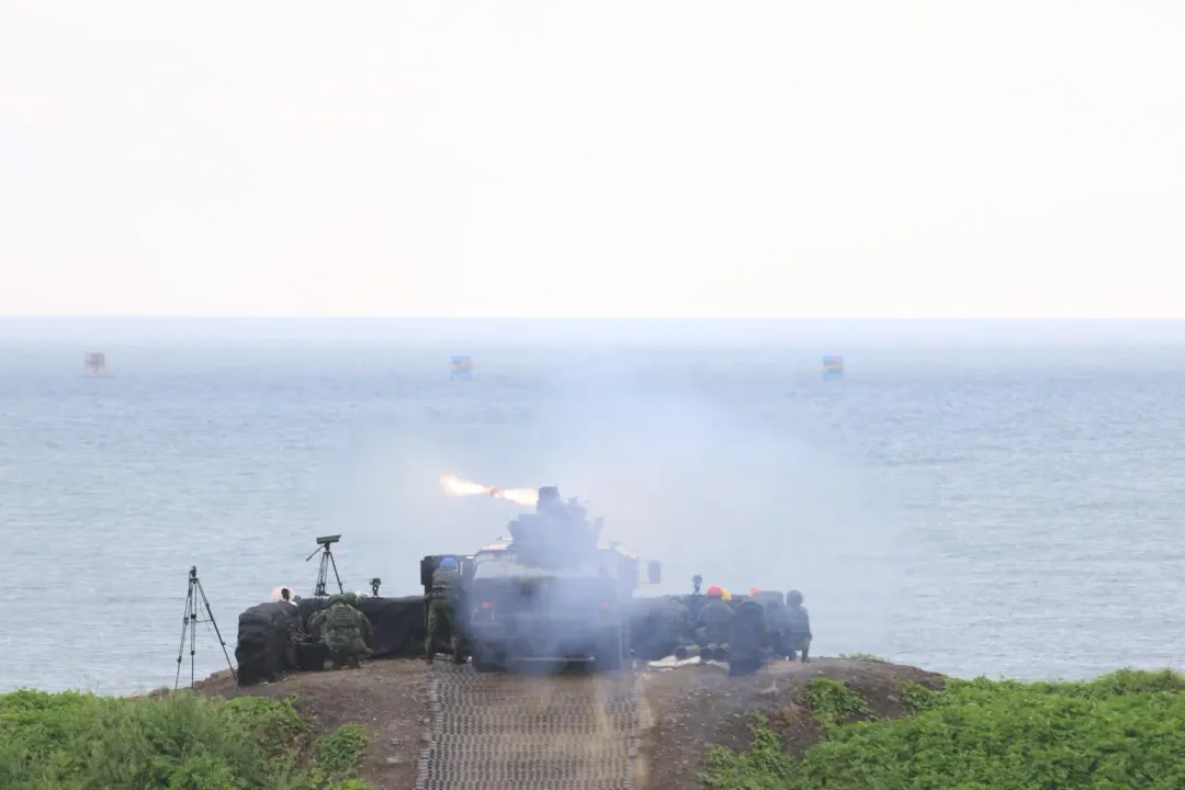 陸軍新的M1167拖式飛彈車發射拖二A反裝甲飛彈。(圖/中天新聞,宋玉寧攝)
