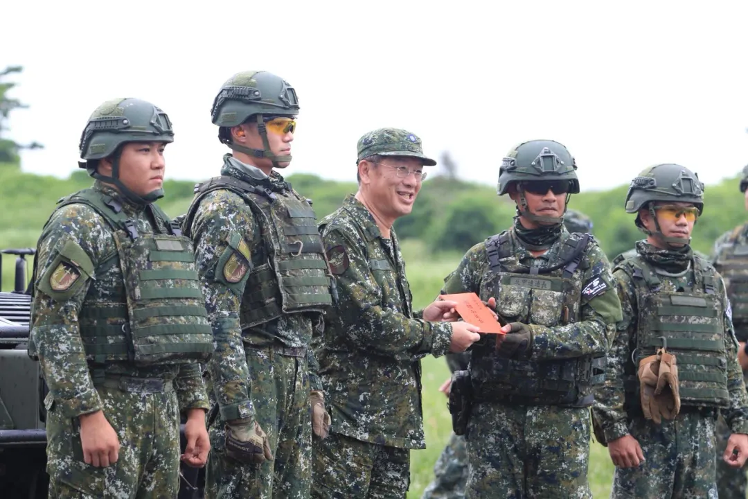 顧立雄部長視導天馬操演。(圖/中天新聞,宋玉寧攝)