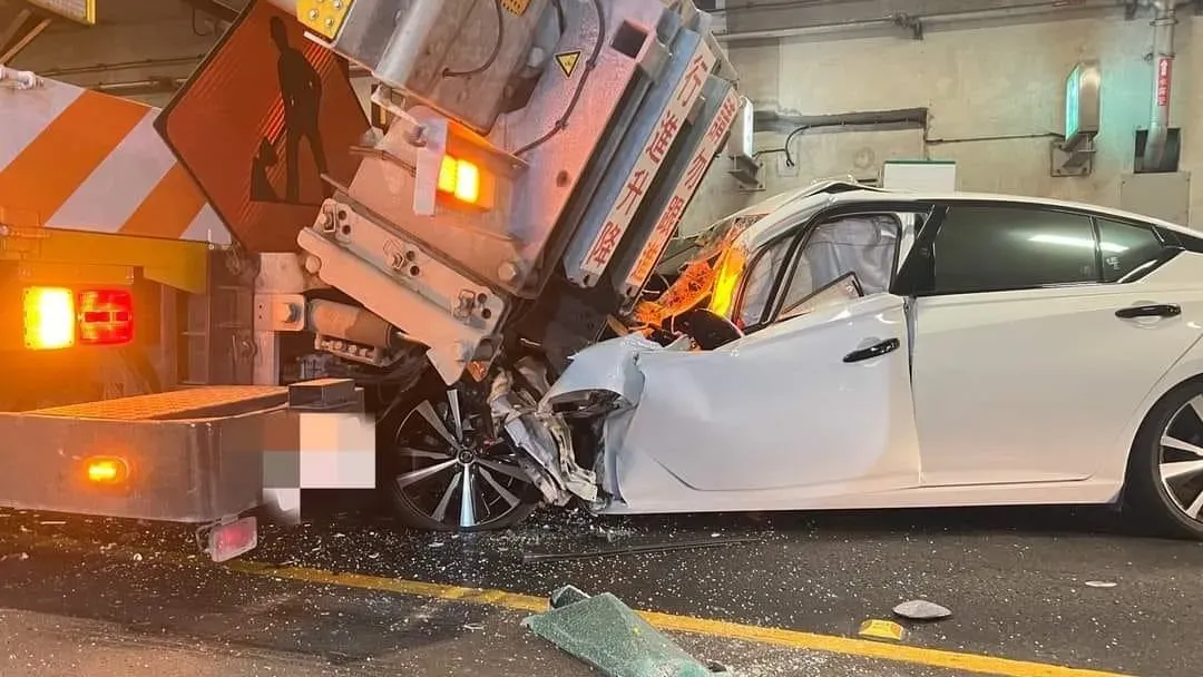 轎車車頭整個被工程房撞車吞噬炸開,擋風玻璃呈現蜘蛛網狀。(圖/翻攝畫面)