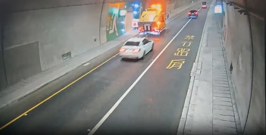轎車不明原因沒有煞車迎面撞上工程防撞車。(圖/翻攝畫面)