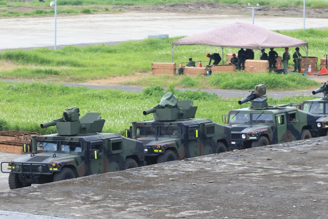 M1167與M1045A2悍馬拖式飛彈車。(圖/中天新聞，宋玉寧攝)