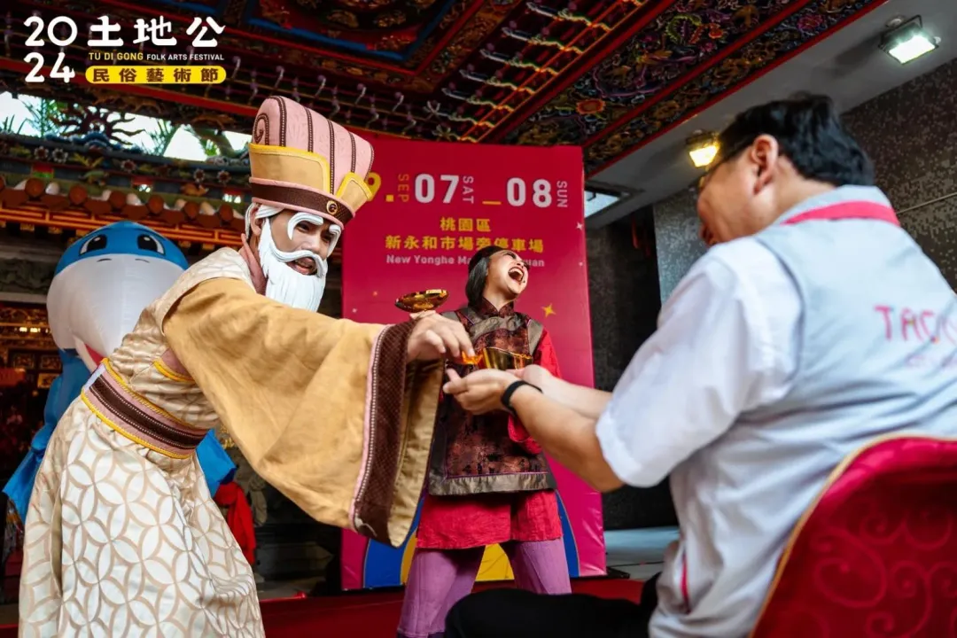 桃園市長張善政與如果兒童劇團互動。（圖／桃園市政府提供）
