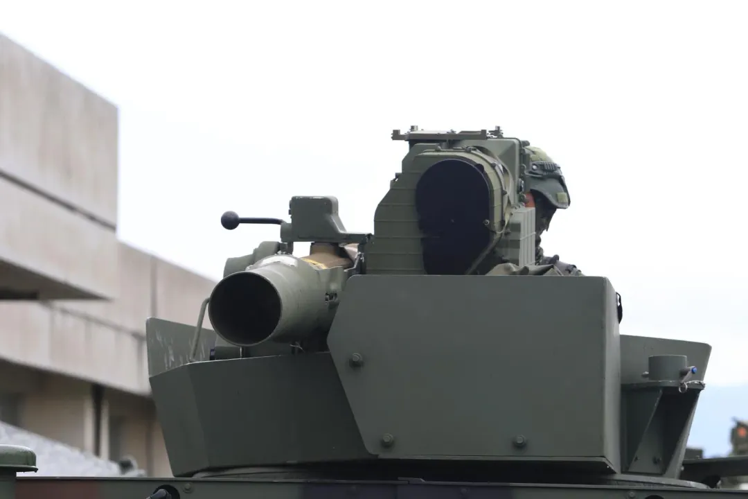 M1167飛彈車上的裝甲發射塔、改良目標獲得系統、發射器。(圖/中天新聞，宋玉寧攝)