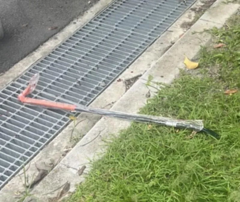 黃男憤而持「拔釘器」從後方攻擊鄭翁的後腦。（圖／翻攝畫面）