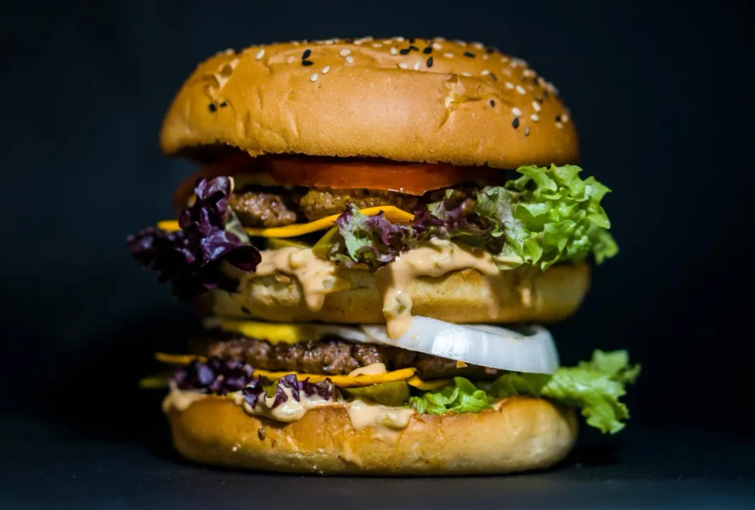 「大麥克指數」(Big Mac index)於1986年被推出(示意圖/翻攝Unsplash)