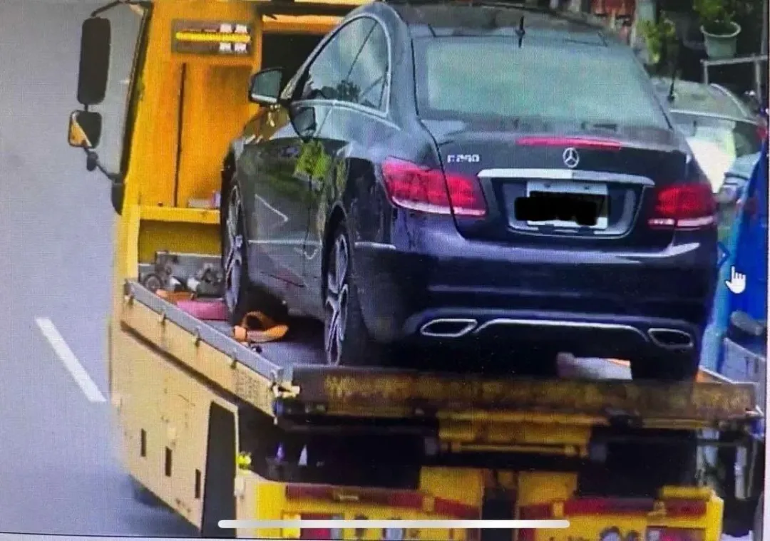經調閱監視器影像過濾出7部涉案車輛，發現車門掉落的車輛仍在大雨中行駛。（圖／翻攝畫面）