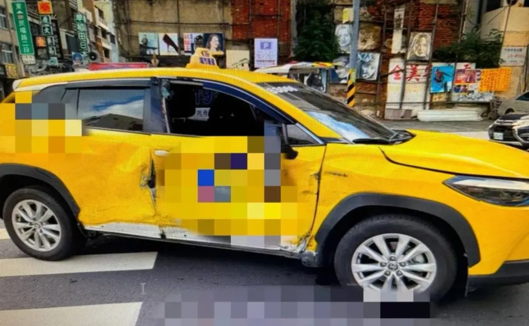 計程車和打檔機車撞擊後，騎士撞擊車窗，遭碎玻璃割頸身亡。（圖／翻攝畫面）