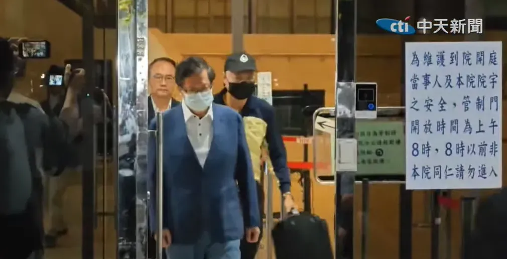 鄭文燦今清晨5時2分完成具保踏出桃園地院時,面無表情、全身消瘦、白髮蒼蒼,不說一語便上車離開。(圖/中天新聞)