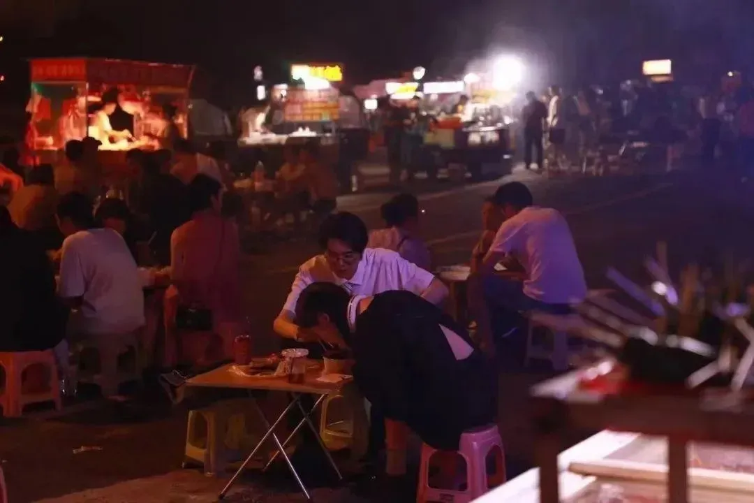 幾個月前還是董事長秘書的伍名琴,一個月前毅然辭職到夜市賣瘦肉丸子湯。(圖/翻攝微博)