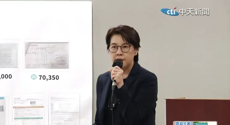 時任競總幹事黃珊珊說明整個查帳結果，資深媒體人黃揚明認為風波至今已20天說啥都太慢了。（圖／中天新聞）