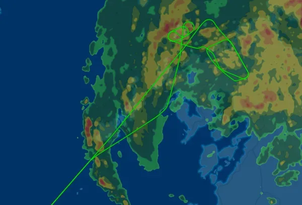 從路徑圖可見,長榮航空飛往日本福岡的BR106班機在福岡機場上空持續盤旋,未能成功降落。(圖/翻攝自FlightAware網站)