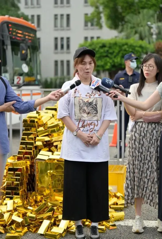 現場有癌友呼籲，百億癌症新藥基金是他們的希望，不然面對龐大醫藥費，癌患只能等死。（圖／CLEAN AIR大聯盟）