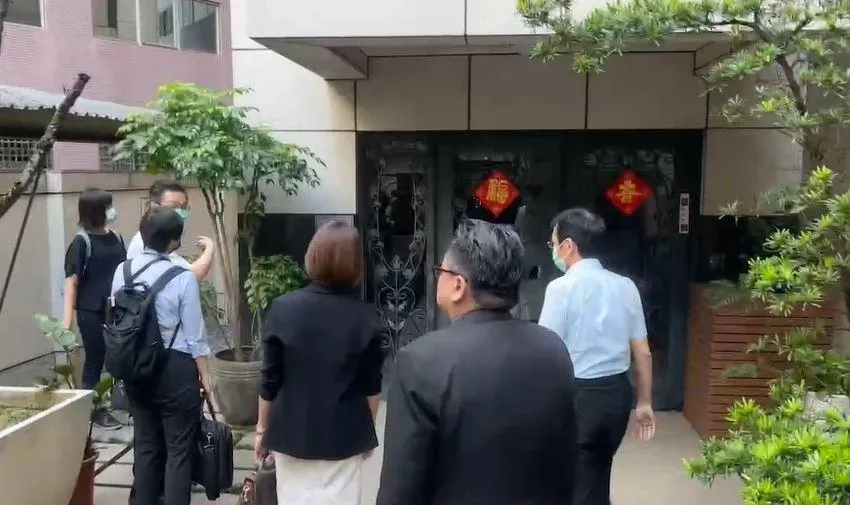 京華城案持續延燒,法院已將應曉薇、沈慶京等人收押禁見,今日上午7時許,檢廉又前往柯文哲的住家進行搜索,廉政署也證實今日會傳喚柯文哲、彭振聲在內的4個人。