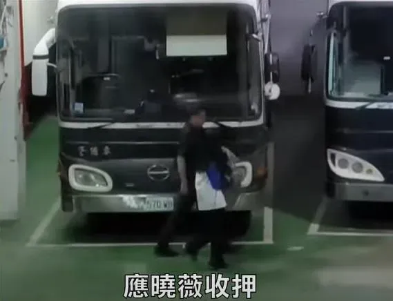 台北市議員應曉薇被送上囚車（攝自中天新聞）