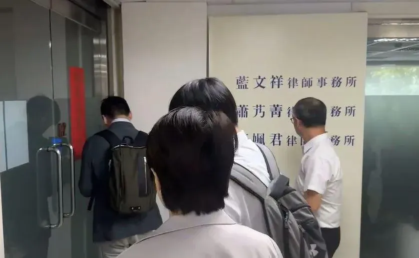 民眾黨副秘書長許甫打開柯辦大門。（圖／中天新聞）